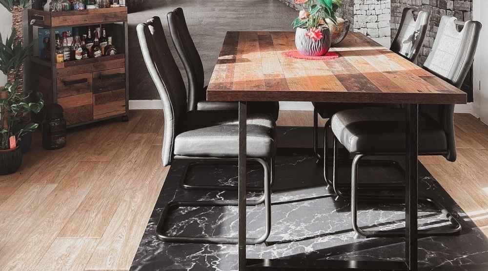 Alfombra debajo de la mesa del comedor: ¿cómo elegirla?