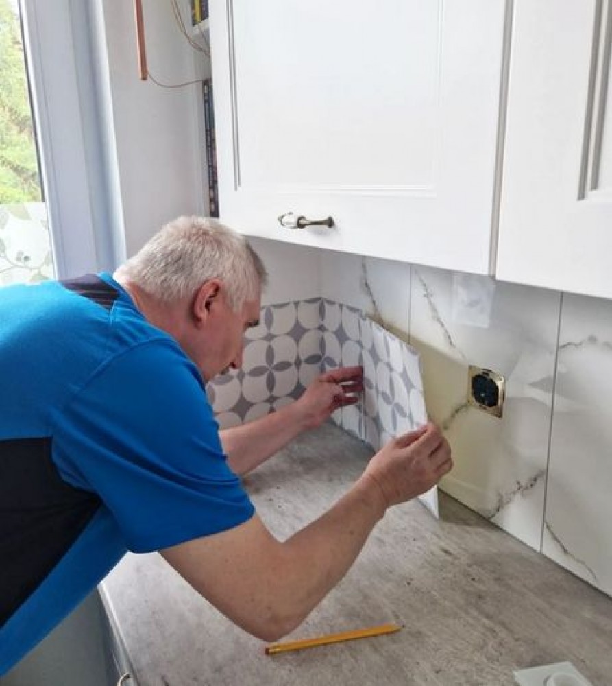 Instalación de baldosas de vinilo autoadhesivas en la pared