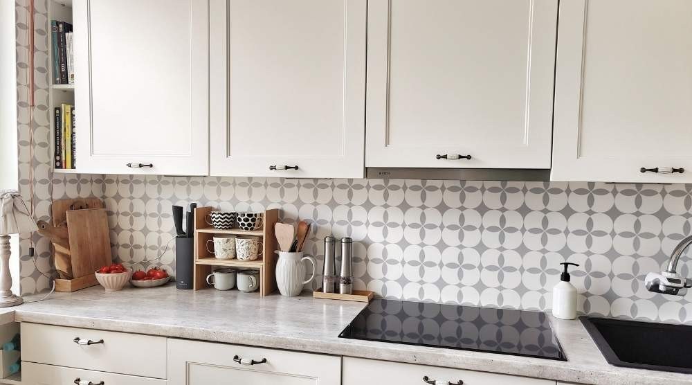 ¿Qué poner en la pared de la cocina en lugar de azulejos? Una guía para soluciones modernas.